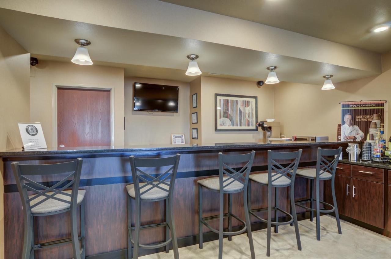 Cobblestone Inn & Suites-Kersey エクステリア 写真