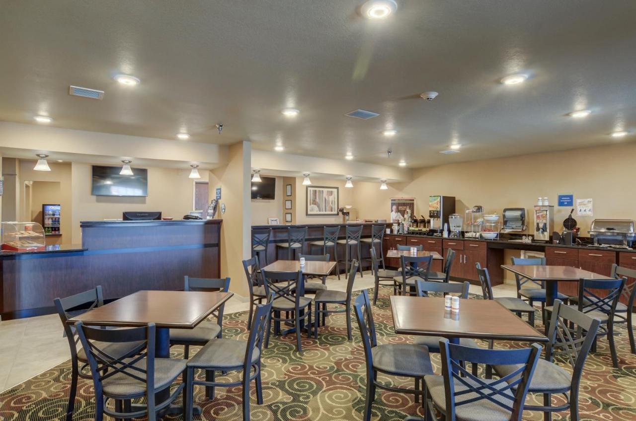 Cobblestone Inn & Suites-Kersey エクステリア 写真